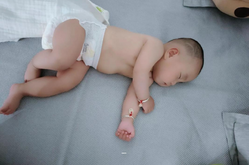 吐鲁番几个月宝宝可以竖抱